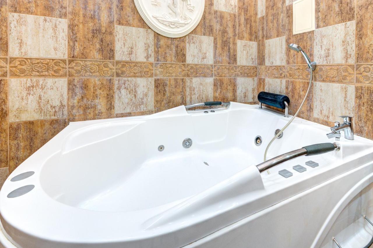Світло! Vip Apartment In The Druzhby Narodiv Metro Station Kiev Eksteriør billede